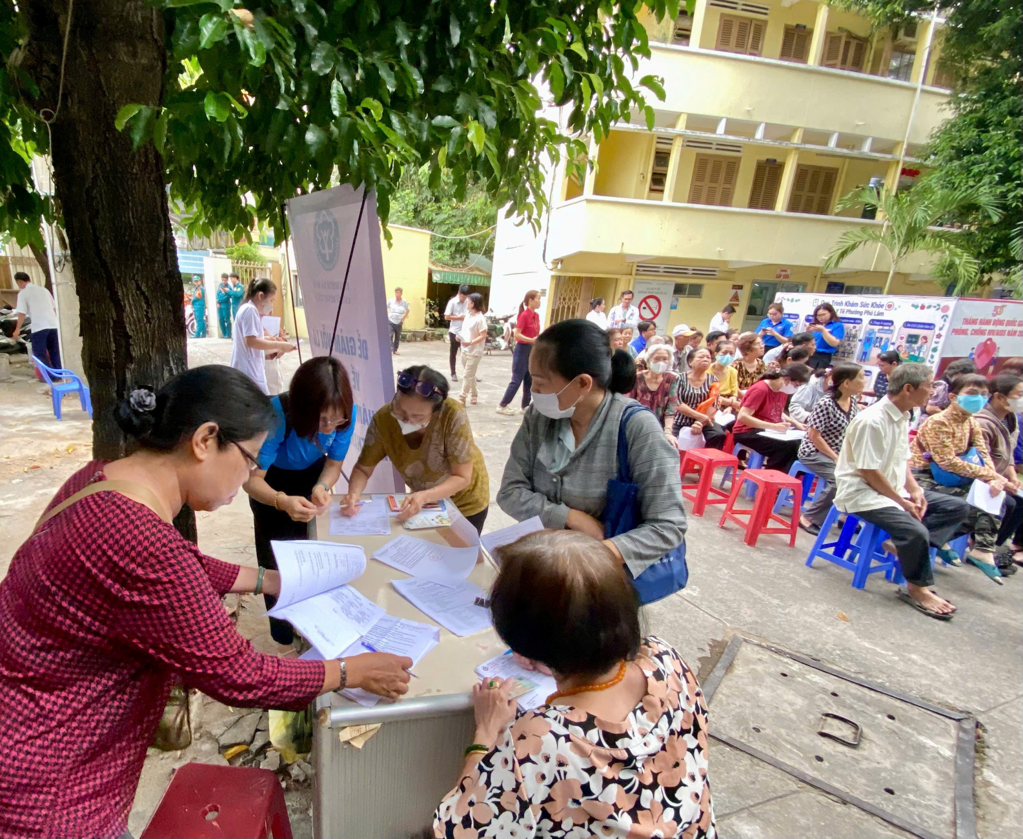 Chỉ trong buổi sáng, gian hàng tuyên truyền đã giải đáp hàng trăm câu hỏi của người dân