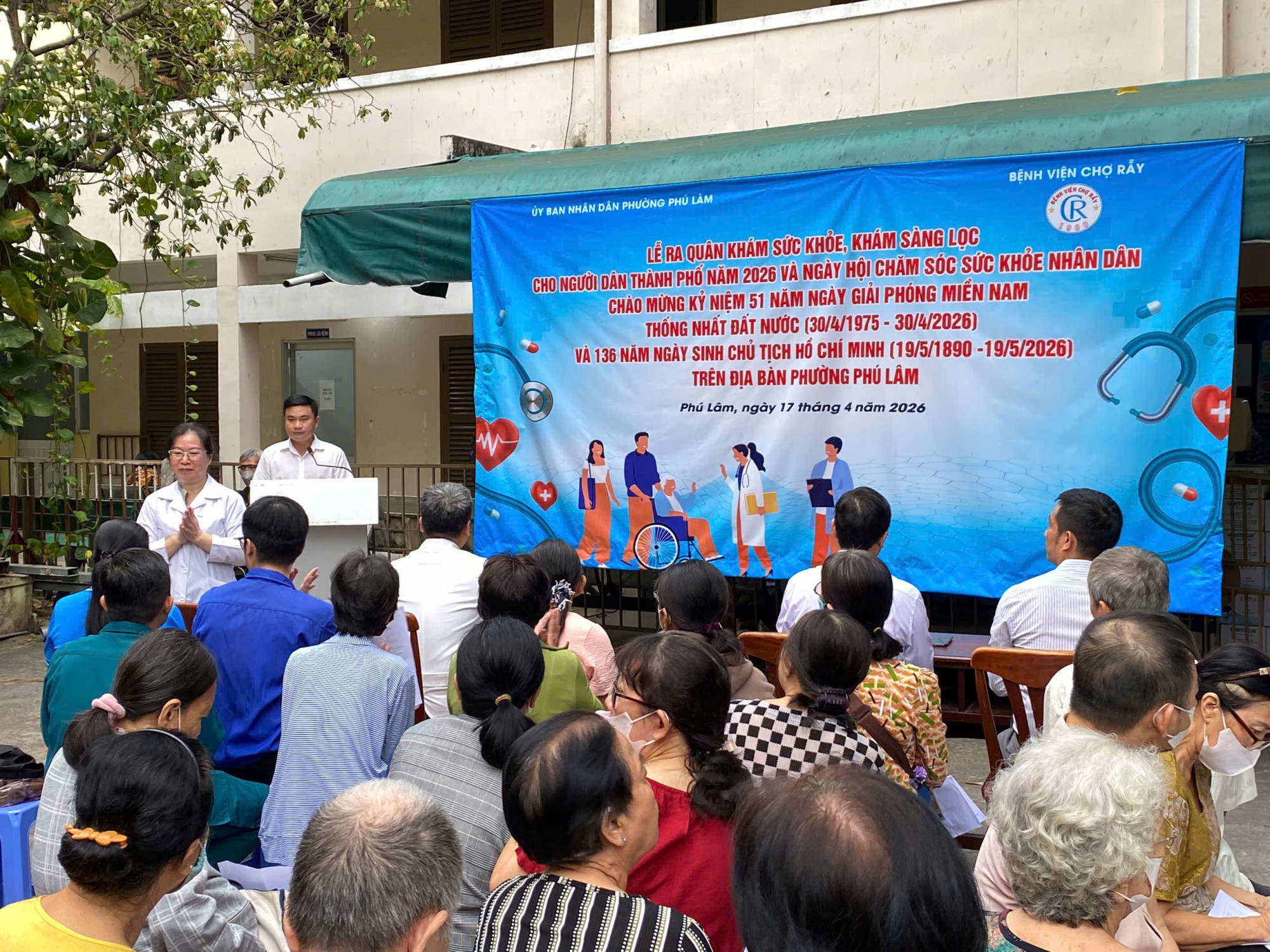 Quang cảnh buổi lễ ra quân khám sức khỏe cho người dân