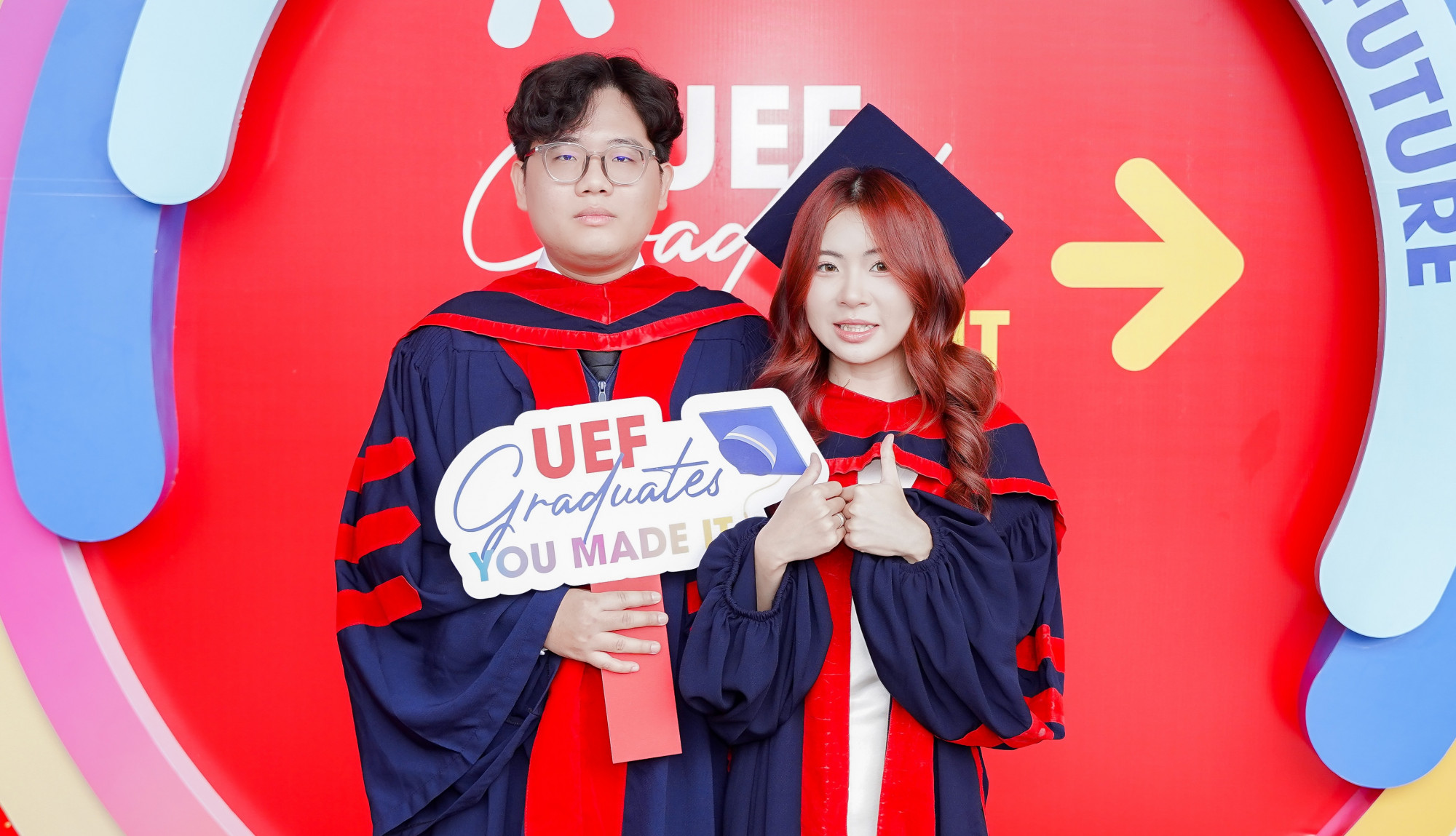 Vợ chồng chị Hoàng Thị Trang và anh Khổng Minh Quốc cùng tốt nghiệp xuất sắc thạc sĩ ngành quản trị kinh doanh - Ảnh: UEF
