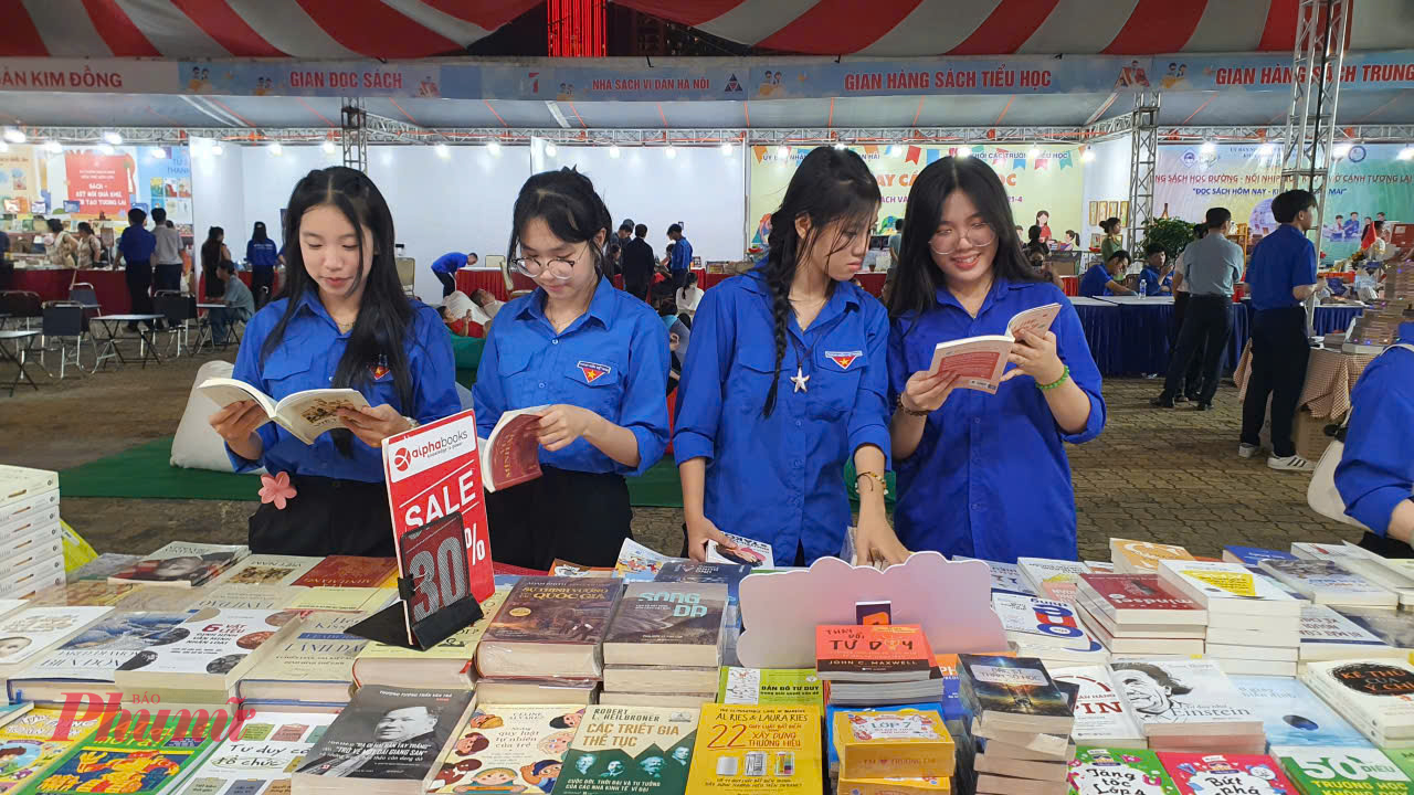 Lễ hội sách kéo dài từ ngày 16-20/4 thu hút đông đảo người dân tham gia