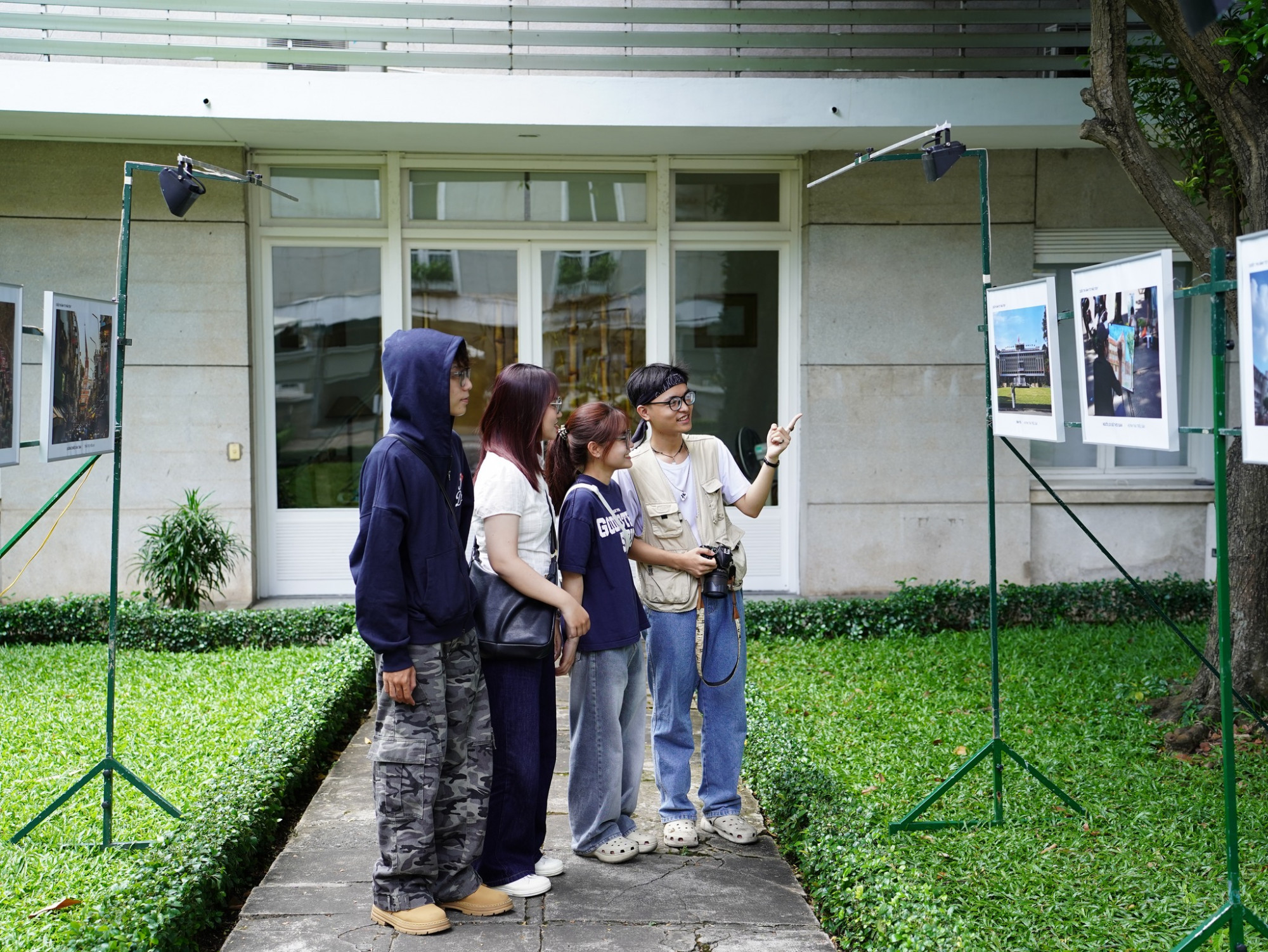 Các bạn trẻ đến tham quan triển lãm “Zi Toả Tích”  - Ảnh: BTC