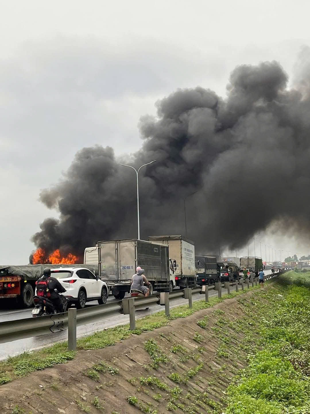 Vụ việc khiến khói lan rộng, ảnh hưởng đến giao thông trên Quốc lộ 5, gây ùn tắc cục bộ. Ảnh: T.T