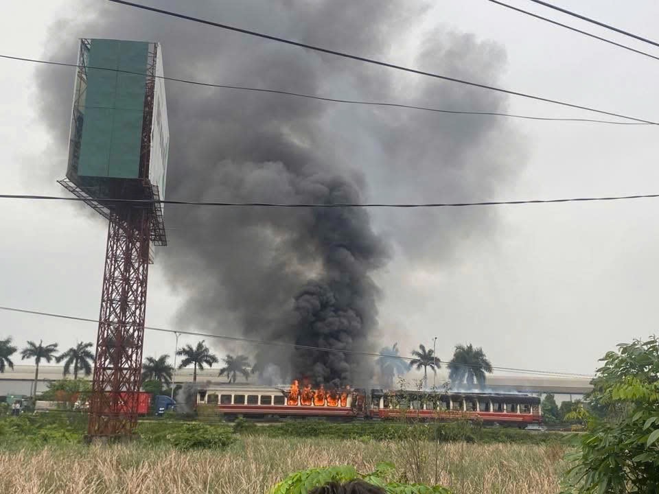 Hai toa tàu khách bốc cháy dữ dội khi đang di chuyển. Ảnh: T.T