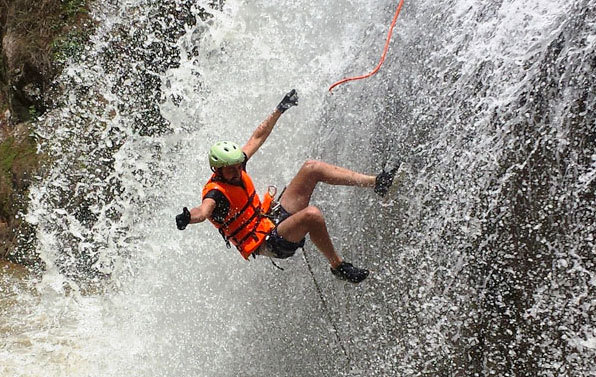 Trò vượt thác mạo hiểm tại Đà Lạt từng khiến nhiều du khách tử vong - Ảnh minh họa: Shutterstock