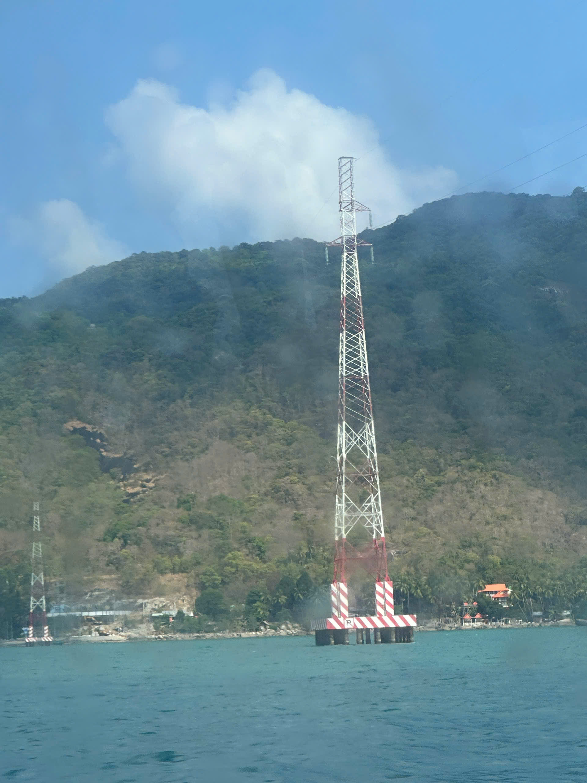 Đường dây đấu nối vào Trạm biến áp 110kV Lại Sơn - Ảnh: Đức Thắng