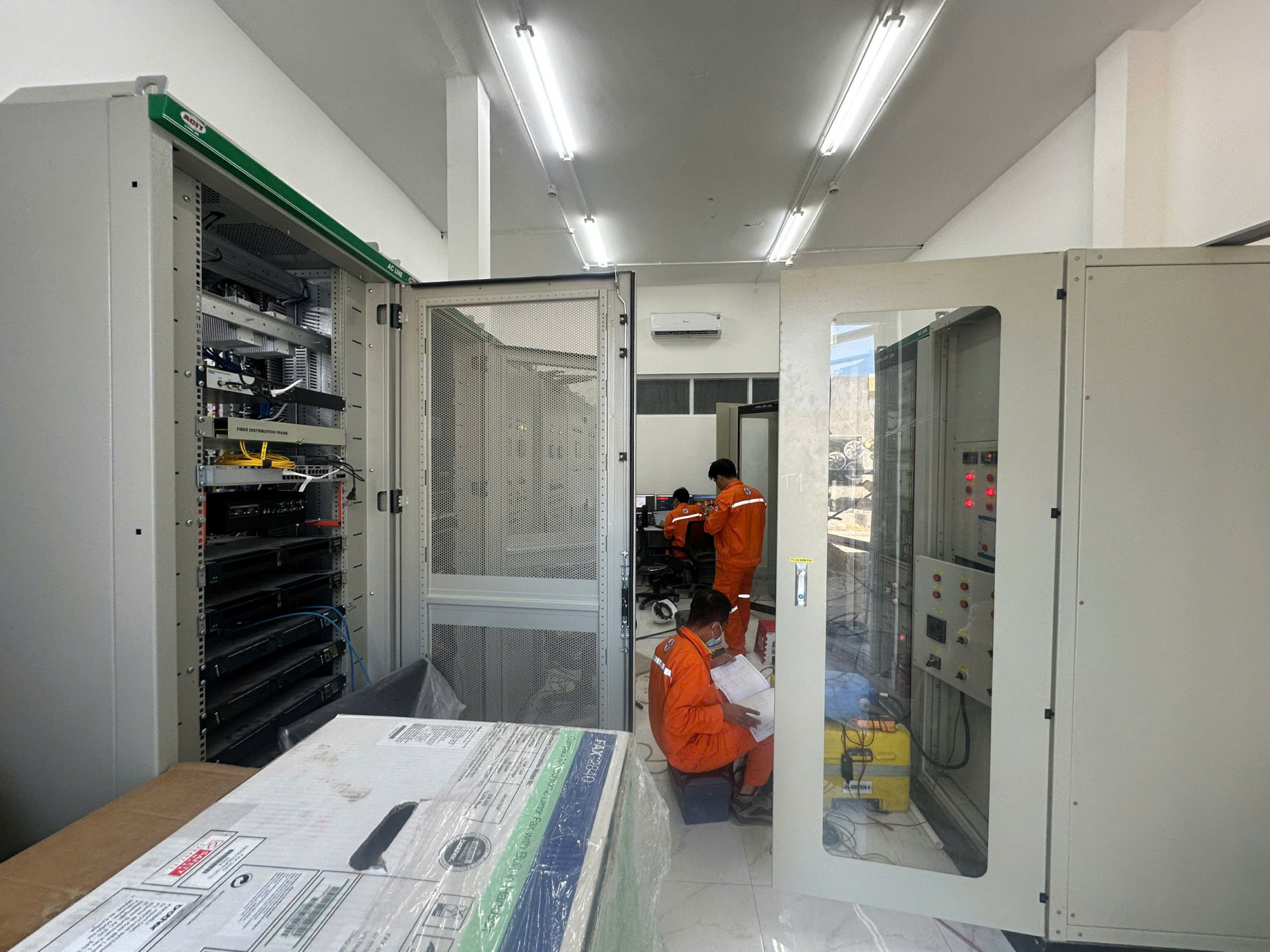 Các đơn vị liên quan kiểm tra những hạng mục cuối trước khi đóng điện Trạm biến áp 110kV Lại Sơn - Ảnh: Đức Thắng