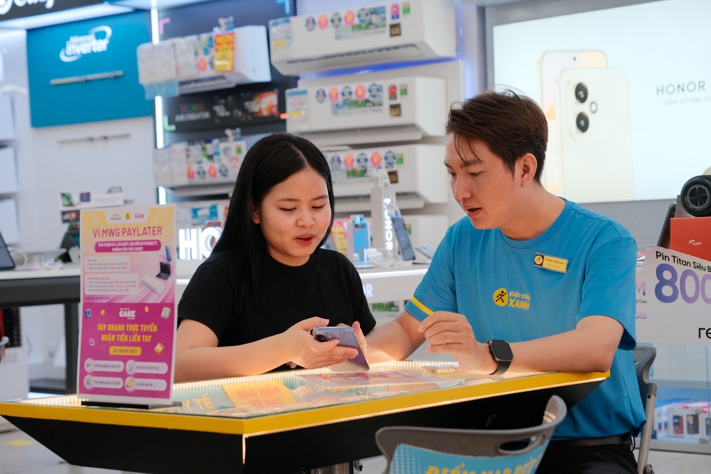 Nhân viên tư vấn khách hàng thanh toán qua ví trả sau MWG Paylater để hưởng ưu đãi tối đa - Ảnh: Điện Máy Xanh