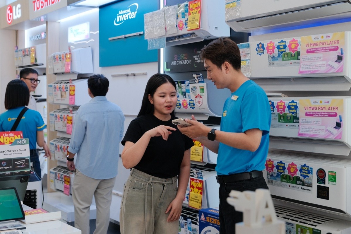 Khách hàng chọn mua máy lạnh qua ví trả sau MWG Paylater tại cửa hàng Điện Máy Xanh - Ảnh: Điện Máy Xanh