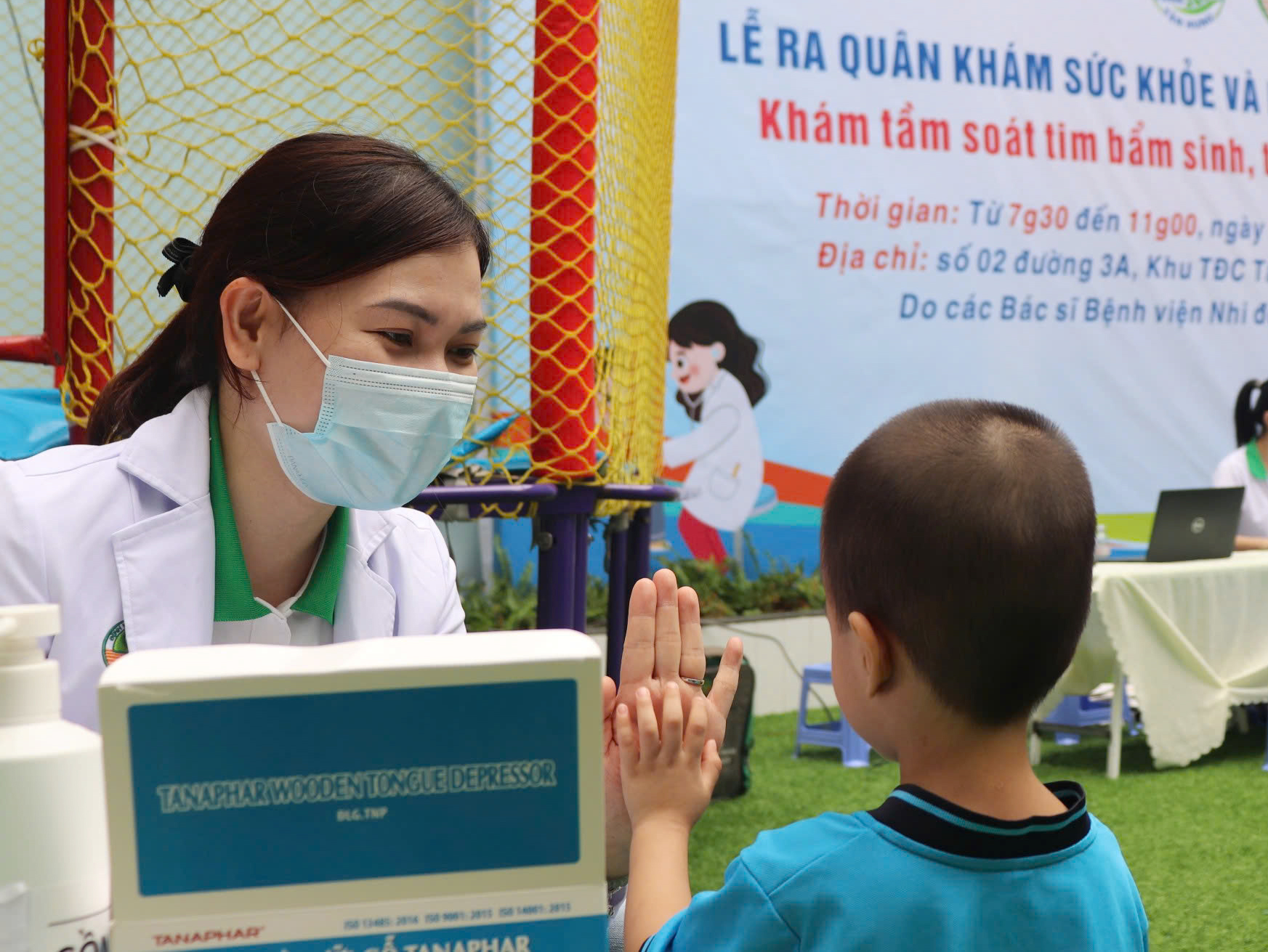 Sự gần gũi của nhân viên y tế giúp cho tâm lý các bé khá thoải mái, buổi khám bệnh diễn ra thuận lợi