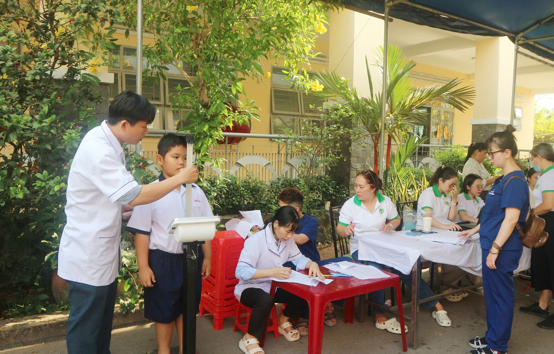 Sau khi đăng ký khám, các bé được khám những hạng mục cơ bản như đo chiều cao, cân nặng,...