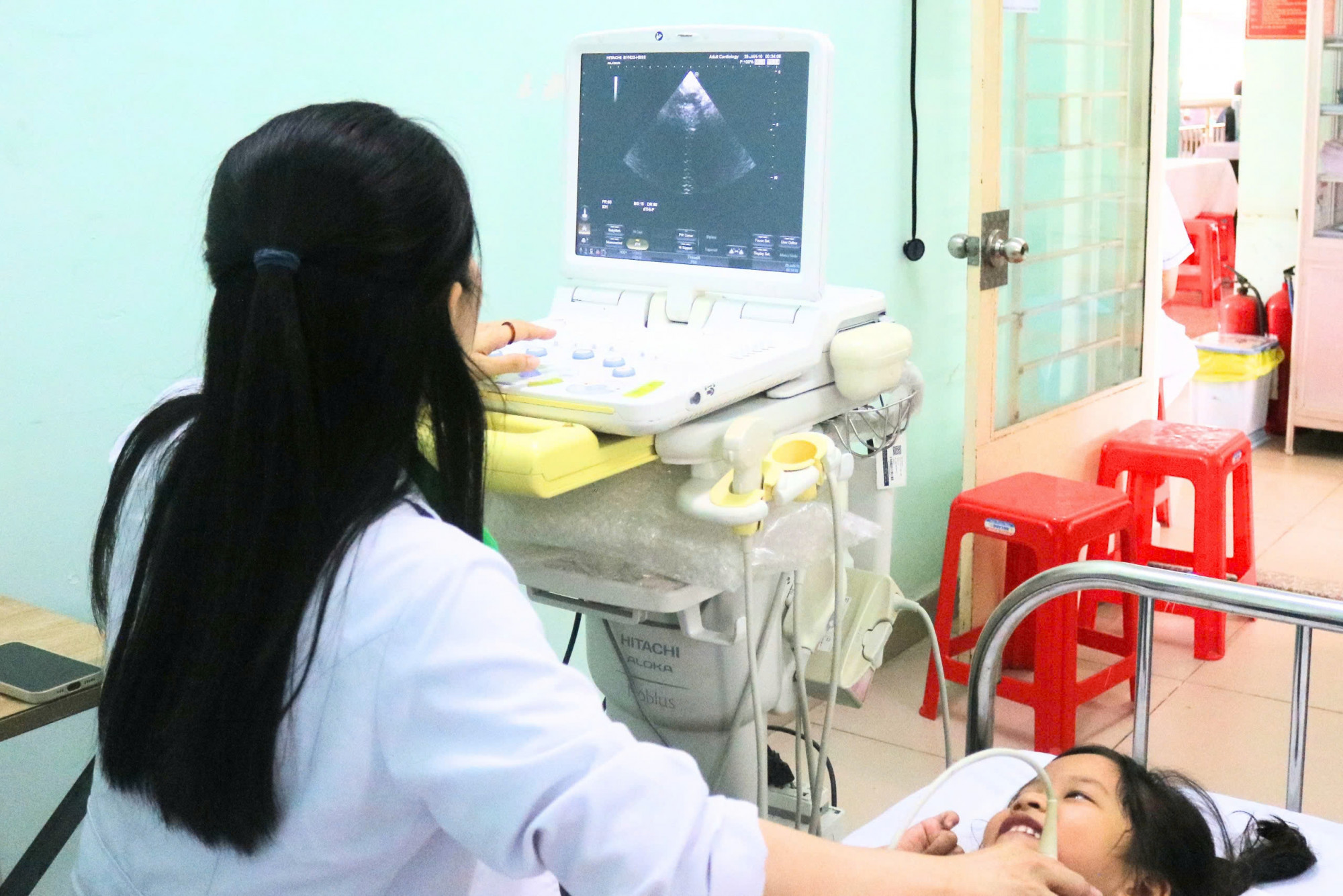 Hoạt động này giúp phát hiện sớm và phòng ngừa các bệnh lý cho trẻ. Đặc biệt, dị tật tim bẩm sinh chiếm tỷ lệ khá cao (0.8-1%)