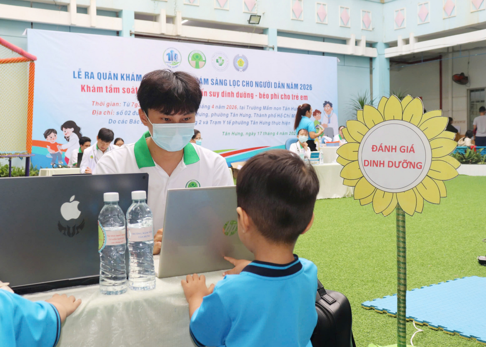 trẻ mắc các bệnh lý tim mạch, dinh dưỡngSau khi thăm khám, bác sĩ đã thông báo cho phụ huynh, nhà trường của n