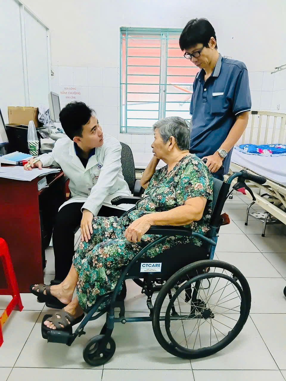 Bác sĩ tư vấn sức khỏe, hướng dẫn người dân theo dõi và quản lý bệnh lý lâu dài. Những trường hợp phát hiện bất thường được tư vấn hướng điều trị phù hợp hoặc chuyển tuyến khi cần thiết, góp phần bảo đảm tính liên tục trong chăm sóc y tế