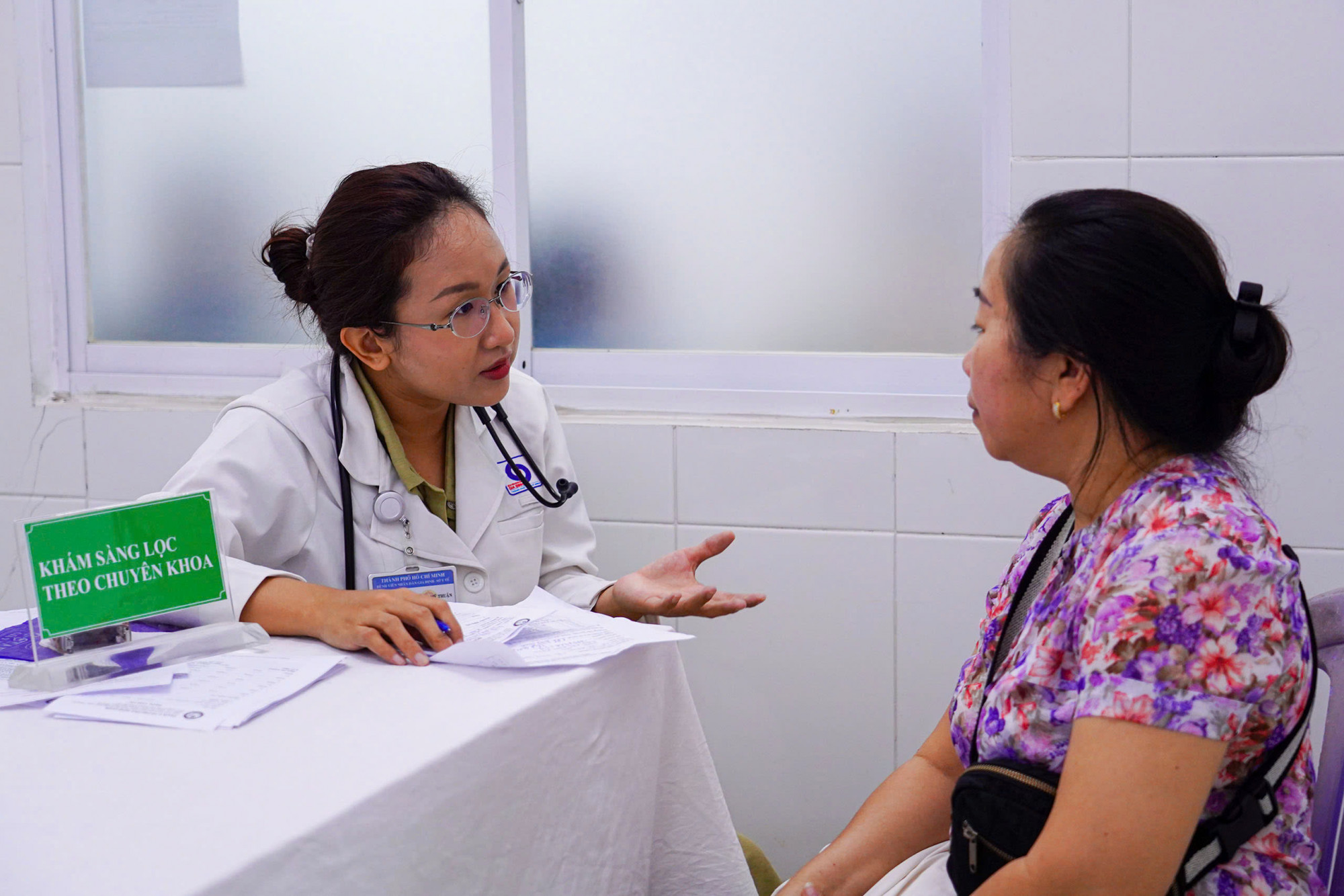 Người dân tham gia được khám lâm sàng, đo huyết áp, xét nghiệm đường huyết mao mạch và tầm soát các bệnh mạn tính không lây như tăng huyết áp, đái tháo đường