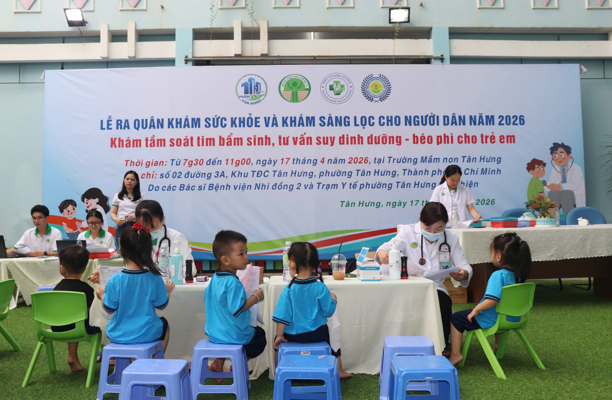 Sáng 17/4, Bệnh viện Nhi đồng 2 đã phối hợp các phường Tân Hưng, Long Trường và An Phú Đông tổ chức khám tầm soát tim bẩm sinh, tư vấn suy dinh dưỡng – béo phì cho hơn 1.000 trẻ