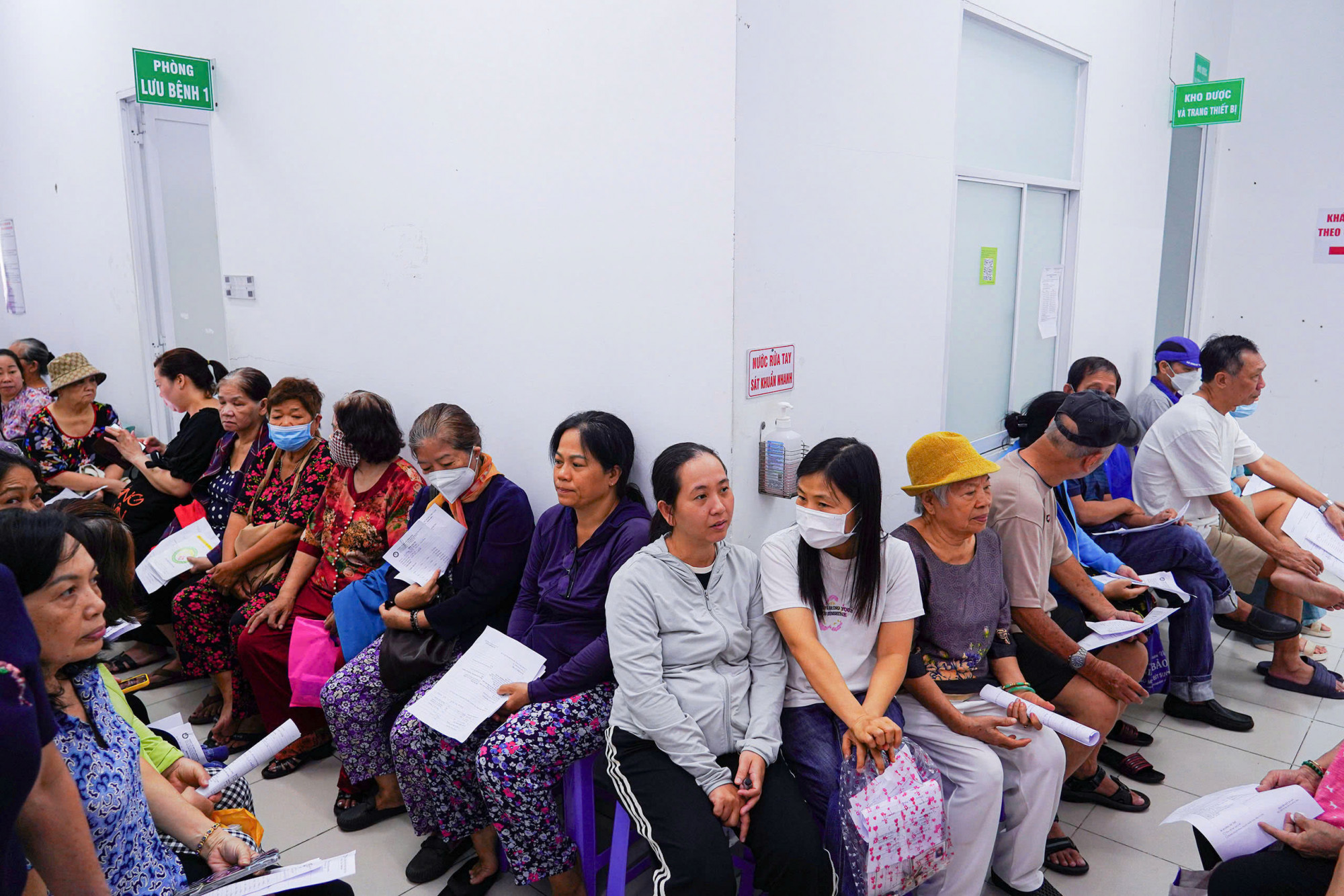 Từ sáng sớm, người dân đã đến các điểm để đăng ký khám