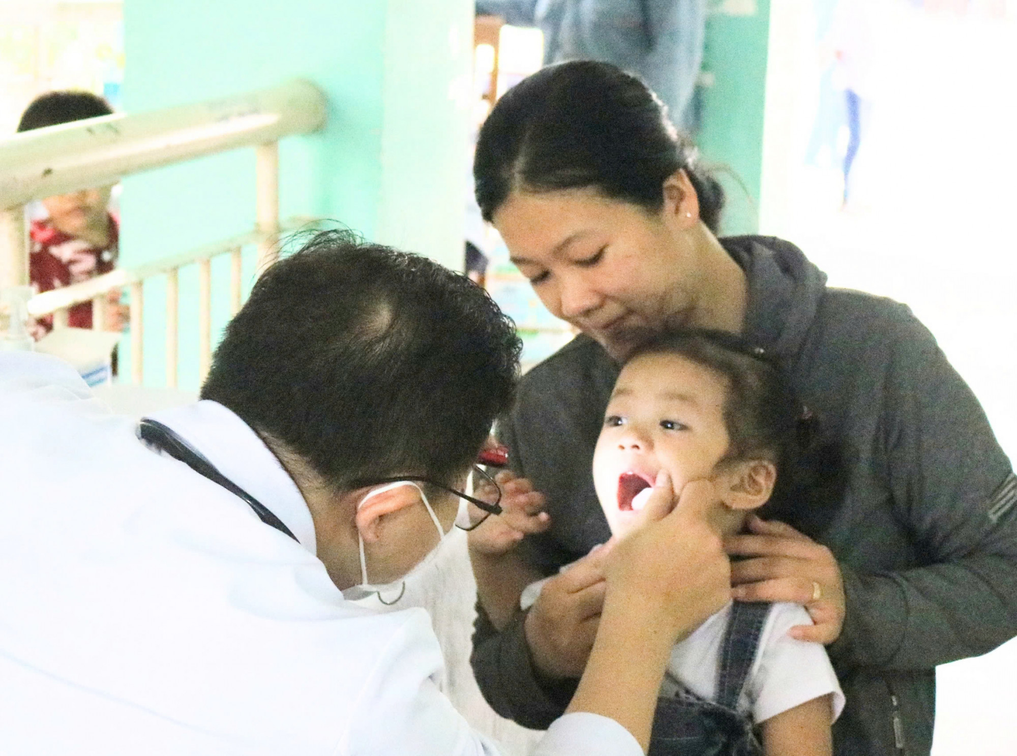 Các y bác sĩ đã lần lượt tiếp nhận, đánh giá dinh dưỡng, răng miệng, siêu âm tầm soát tim mạch, khám tổng quát cho trẻ em. 