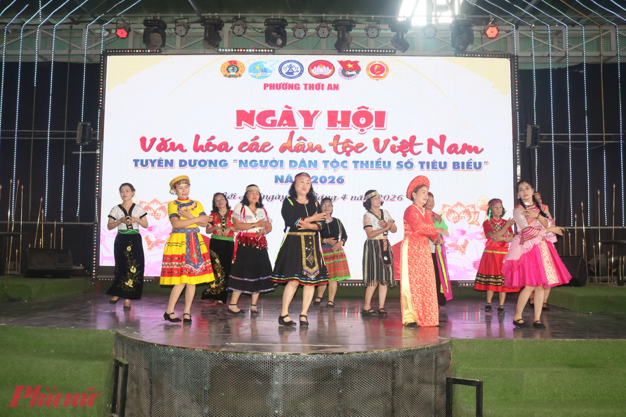 Đội dưỡng sinh trực thuộc Hội LHPN phường Thới An với tiết mục múa Vũ điệu kết đoàn - Ảnh: Mẫn Nhi