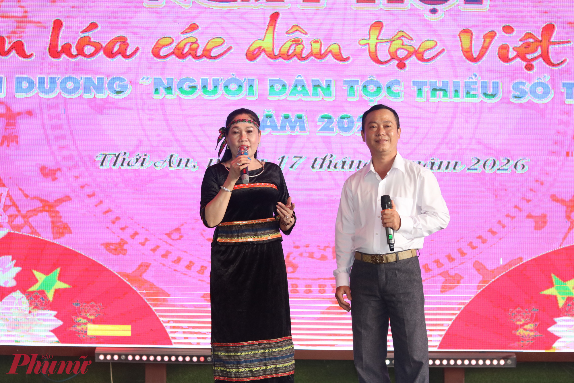 Chi hội Phụ nữ khu phố 21, phường Thới An tham gia giao lưu văn nghệ với tiết mục ca cổ Cung đàn mới - Ảnh: Mẫn Nhi