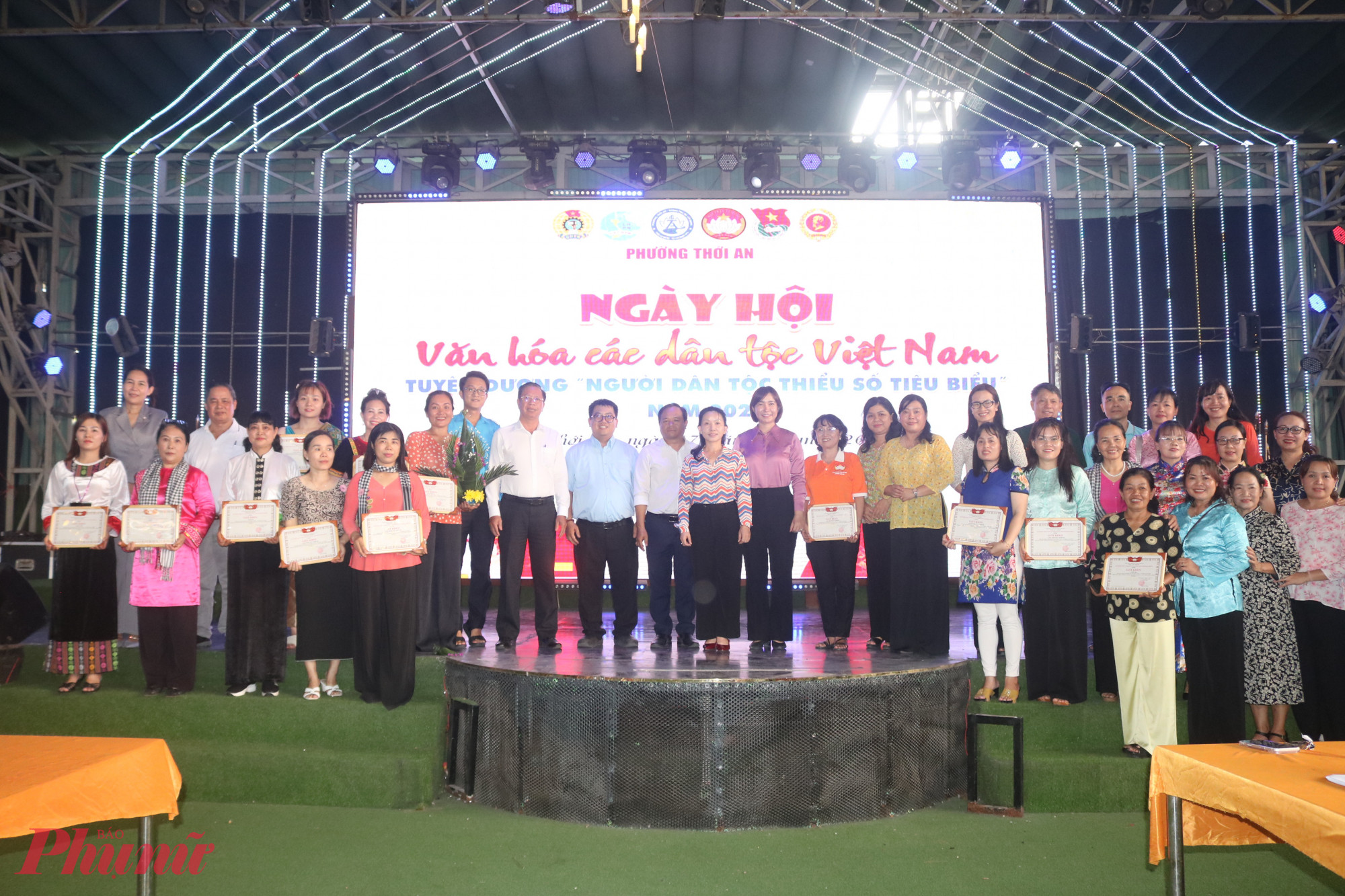 Các lãnh đạo cùng thành viên ban tổ chức trao giải và chụp hình kỷ niệm với đại diện các đội thi trang trí món ăn - Ảnh: Mẫn Nhi