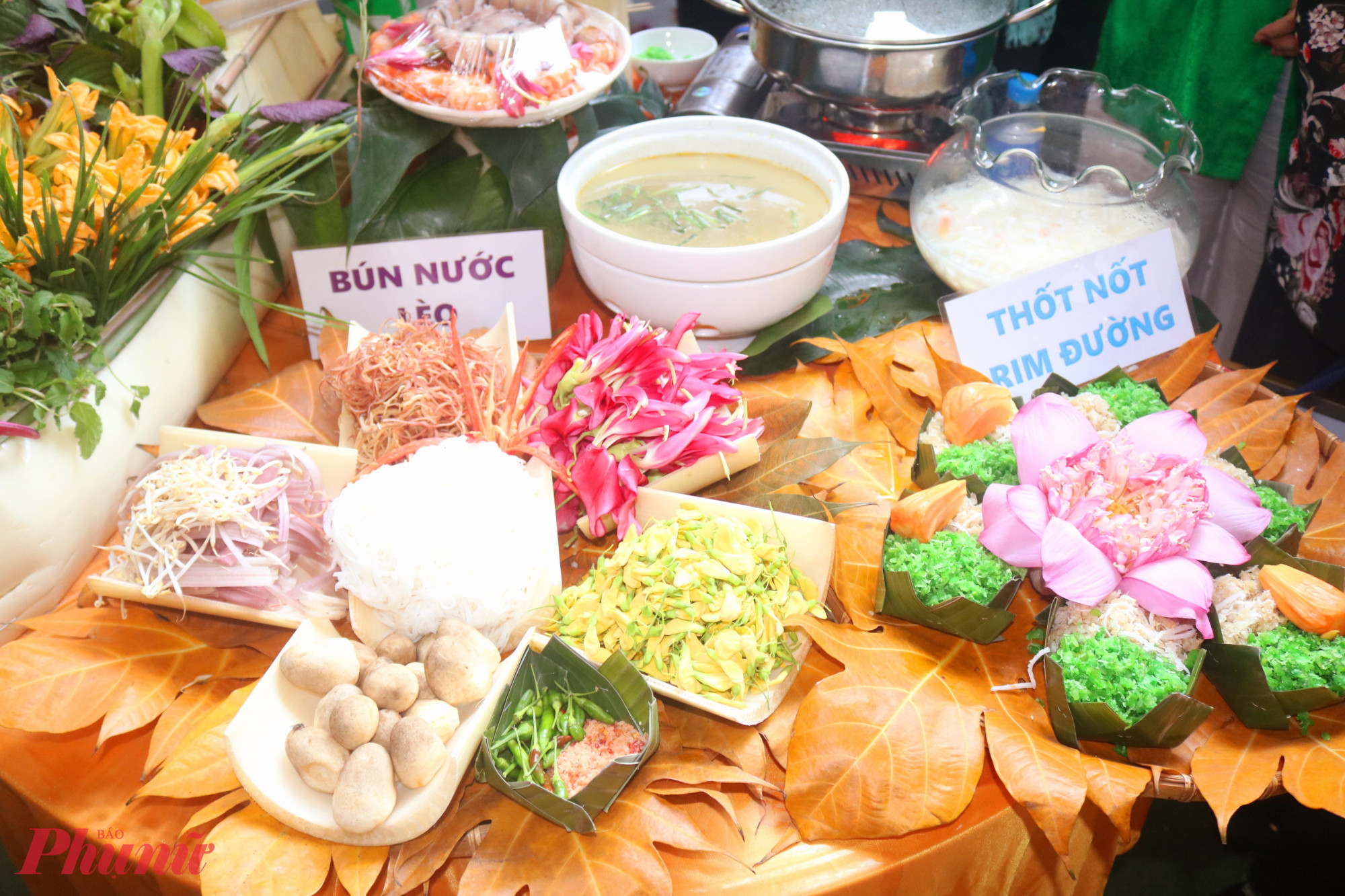 Đội thi liên khu phố 3, 27, 33, 38, 48 đoạt giải nhất hội thi trang trí các món ăn. Đội giới thiệu các món ăn đặc sắc trong văn hóa ẩm thực của đồng bào Khmer là bún nước lèo, cốm dẹp trộn dừa, thốt nốt rim đường = Ảnh: Mẫn Nhi