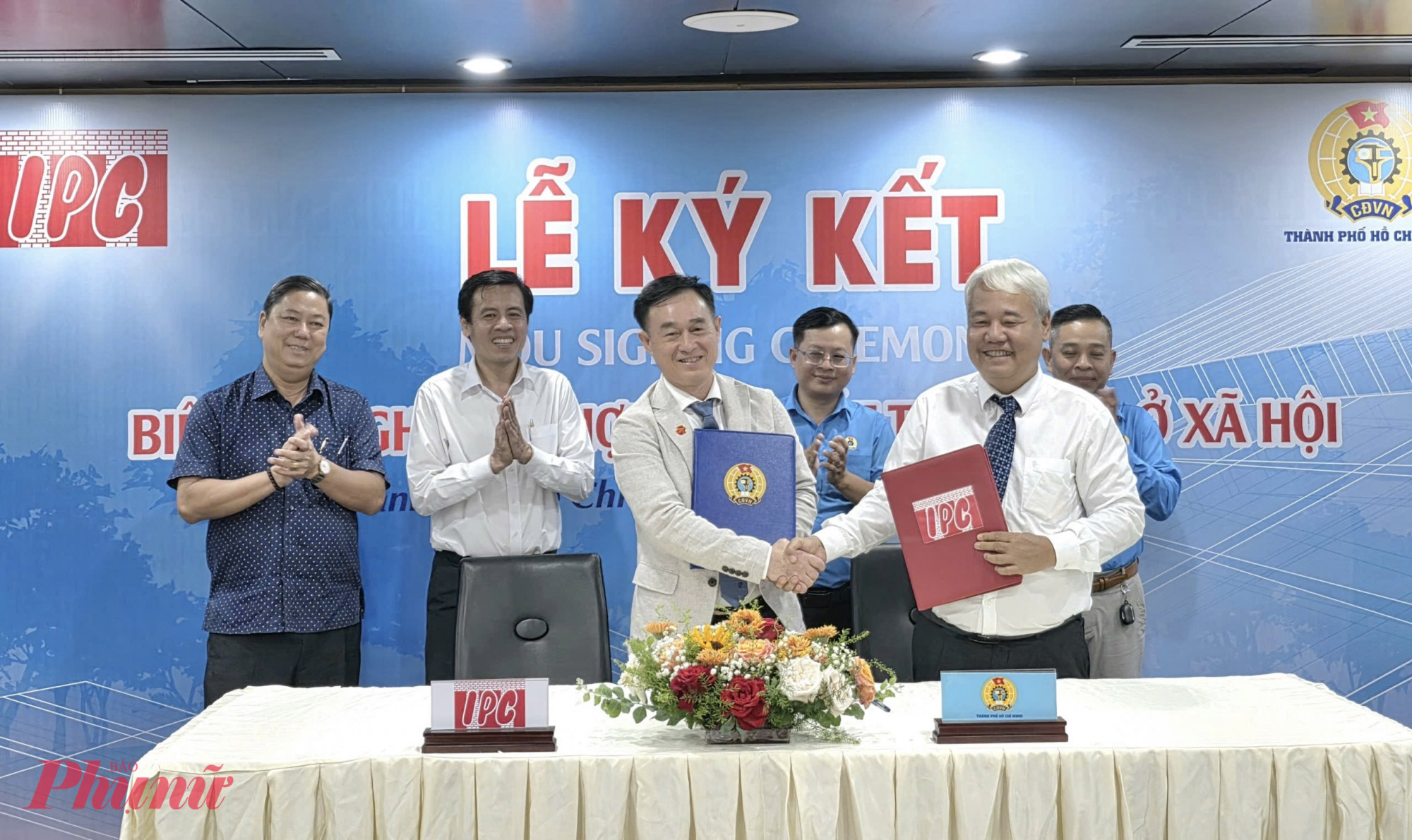 Ông Võ Khắc Thái – Phó Chủ tịch Thường trực Liên đoàn Lao động TP.HCM và ông Võ Hồng Tài – Quyền Tổng giám đốc Công ty IPC thực hiện nghi thức ký kết biên bản ghi nhớ hợp tác.