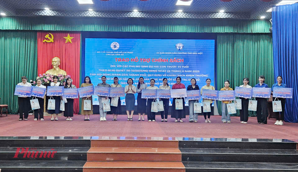 16 phụ nữ sinh đủ 2 con trước 35 tuổi của phường Thủ Dầu Một được trao hỗ trợ chính sách