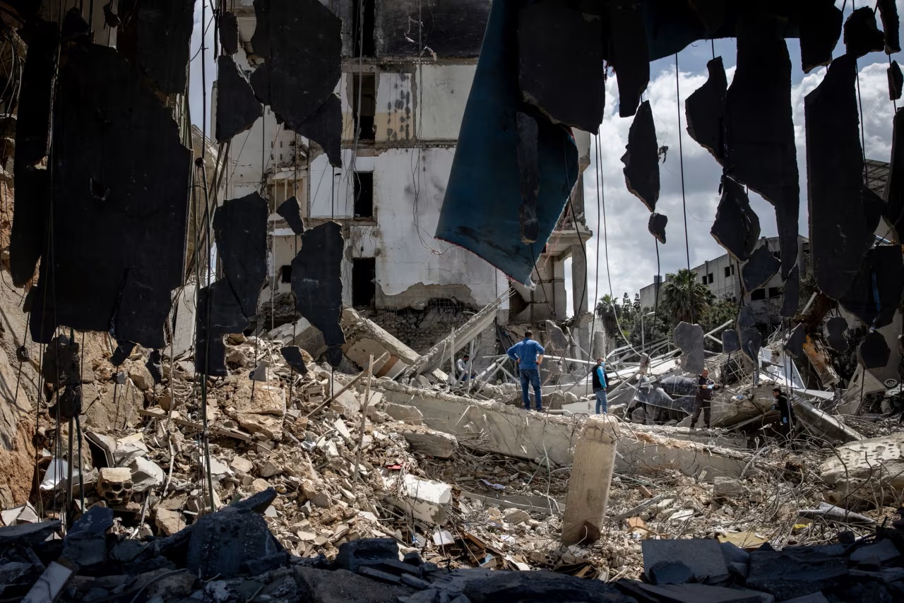 Những mảnh bê tông vỡ treo lủng lẳng khi người dân dọn dẹp đống đổ nát tại nhà thờ Hồi giáo Al-Zahraa, nơi đã bị phá hủy trong một cuộc không kích của Israel ở thành phố Sidon, Lebanon, vào ngày 10/4 - Ảnh: Chris McGrath/Getty Images