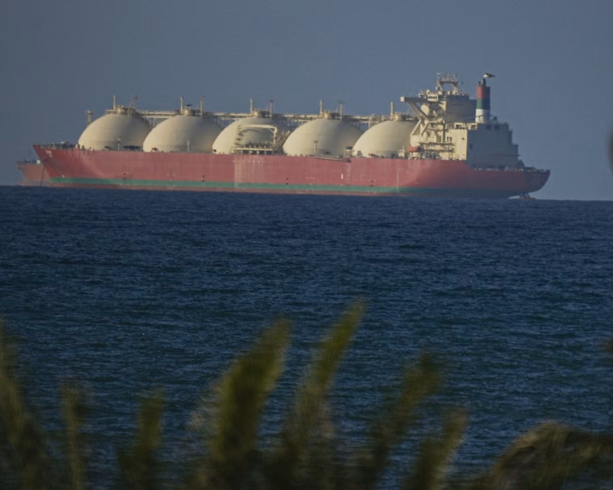 Một con tàu ở eo biển Hormuz - Ảnh: Anadolu/Getty Images