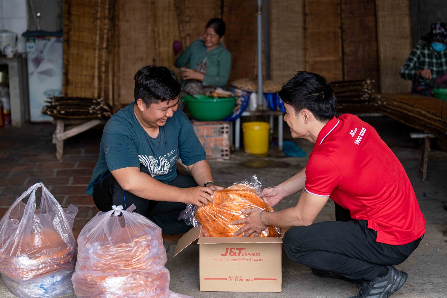 Gửi quà, hành lý trước cho đơn vị vận chuyển để  “nhẹ gánh” di chuyển đang là sự lựa chọn của nhiều bạn trẻ - Ảnh: J&T Express