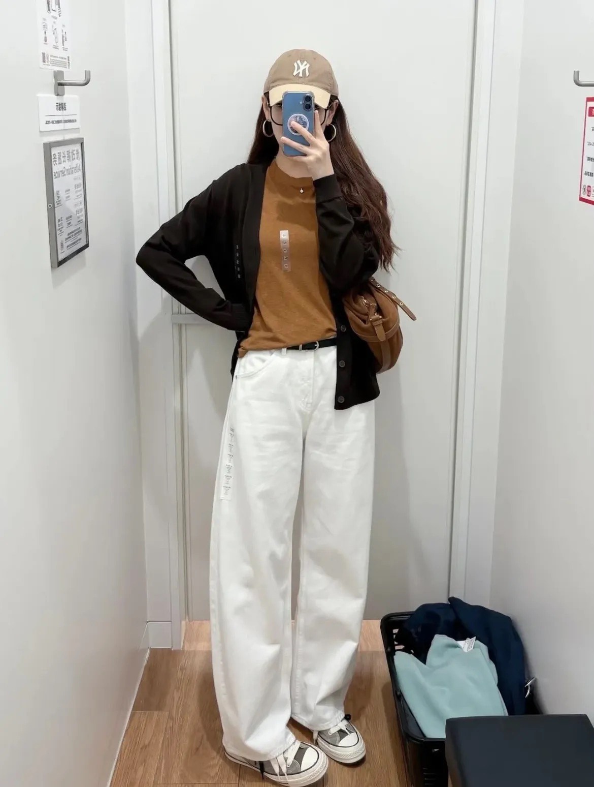 Phong cách casual cá tính: Quần ống cong linh hoạt trong nhiều kiểu phối đồ. Chị em có thể chọn kết hợp quần jeans ống cong với áo khoác zip đen ôm nhẹ và giày da mũi tròn. Set đồ này tạo cảm giác vừa gọn gàng vừa 'cool', phù hợp để đi cà phê hoặc dạo phố.