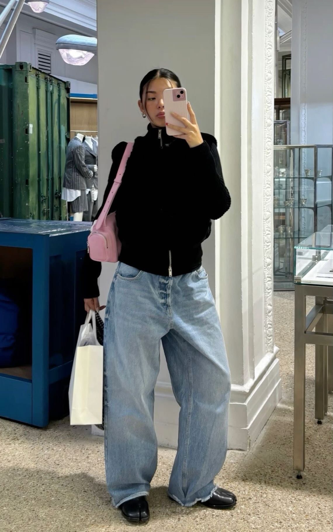 Quần jeans ống cong phù hợp cho mọi hoàn cảnh nên rất được lòng giới trẻ Việt