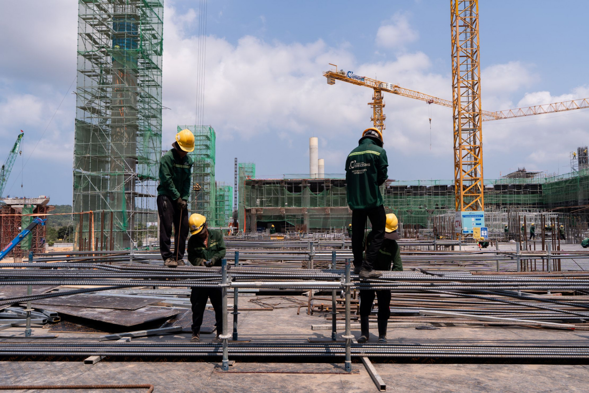 Sun Group cùng các nhà thầu đã huy động tối đa nhân lực, thi công xuyên suốt 3 ca 4 kíp, bất chấp giá vật liệu và các chi phí logistics tăng phi mã, do những biến động địa chính trị toàn cầu.