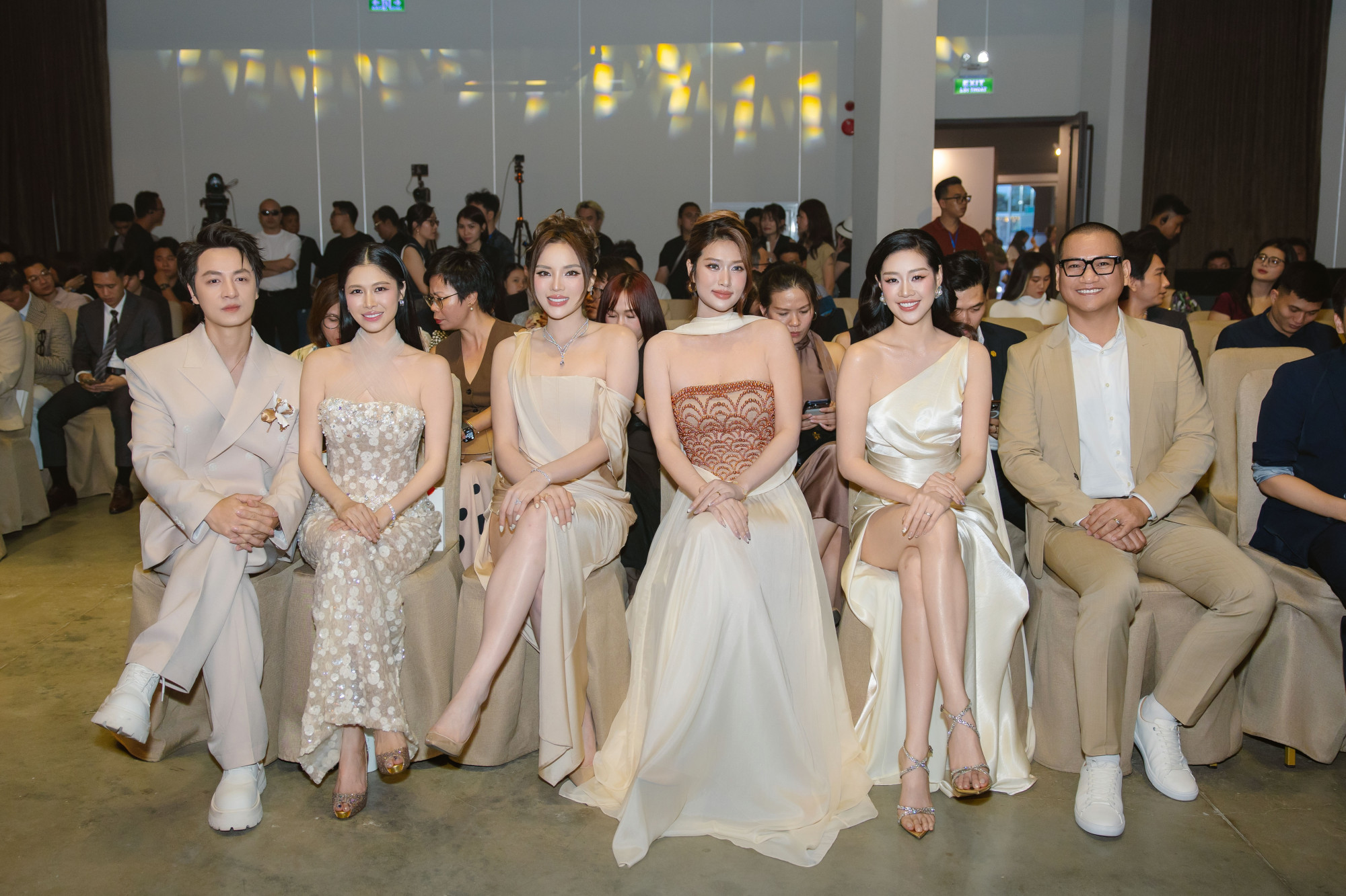 Thời gian qua, Kỳ Duyên và Thiên Ân thường xuyên xuất hiện cùng nhau. Tại triển lãm này, họ gặp vợ chồng ca sĩ Đăng Khôi (bìa trái) và vợ chồng hoa hậu Khánh Vân (bìa phải).