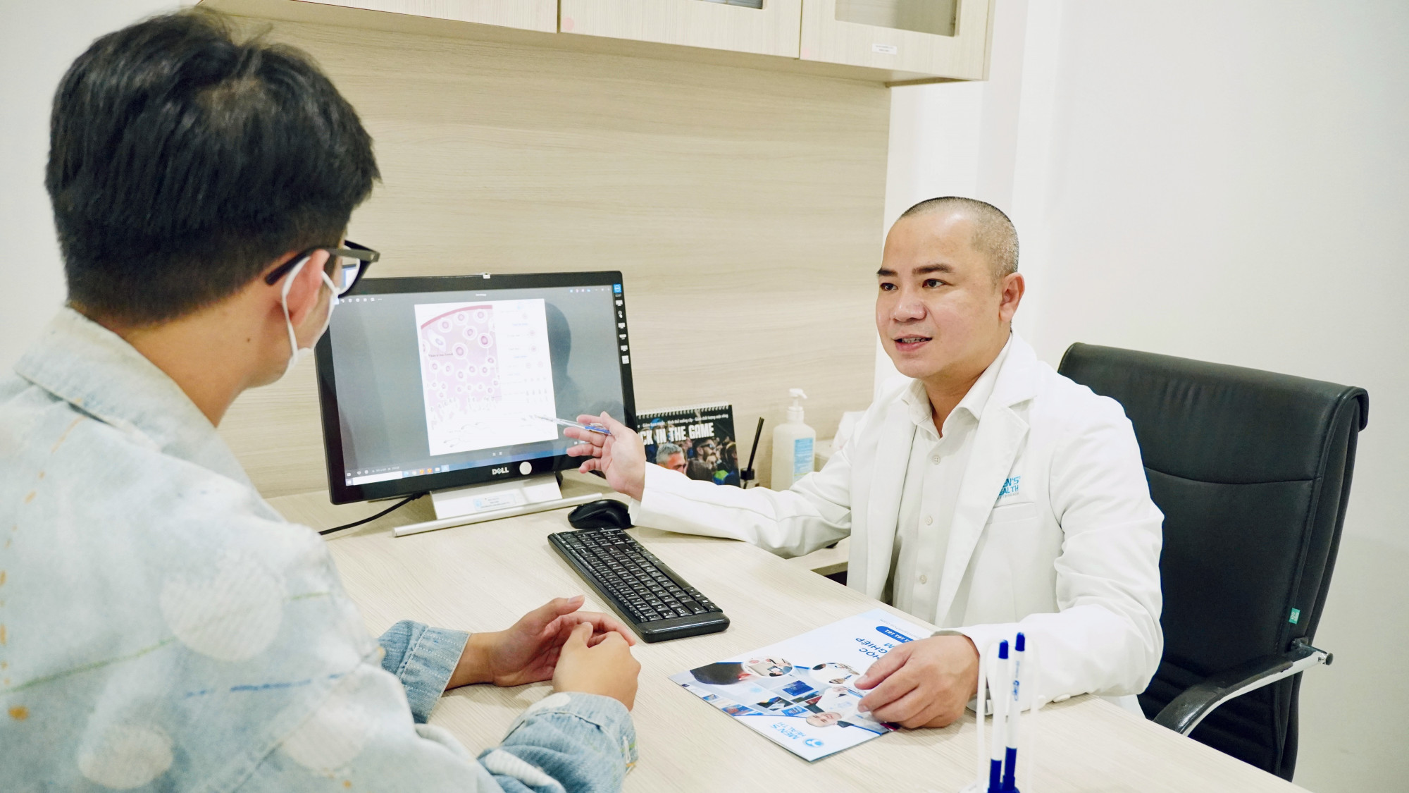 Bác sĩ Trà Anh Duy tư vấn cho người bệnh, ảnh BSCC