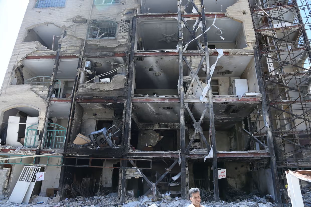 Một tòa nhà ở Tehran bị phá hủy bởi tên lửa - Ảnh: Xinhua/Shutterstock