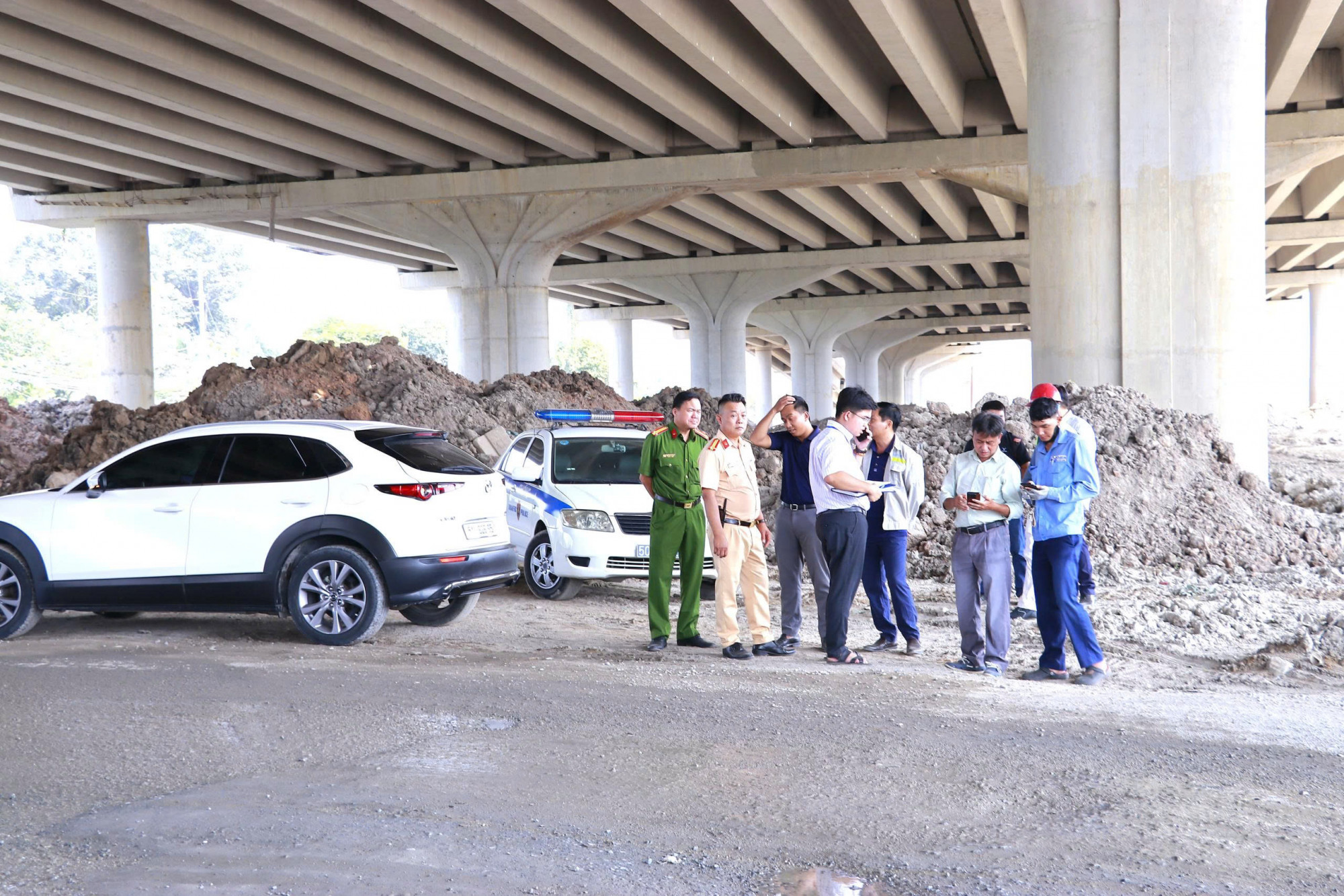 Lực lượng chức năng kiểm tra dự án. Ảnh: T.N