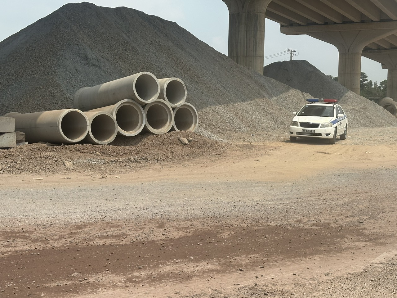 Nhiều vi phạm trong công tác thi công. Ảnh: T.N