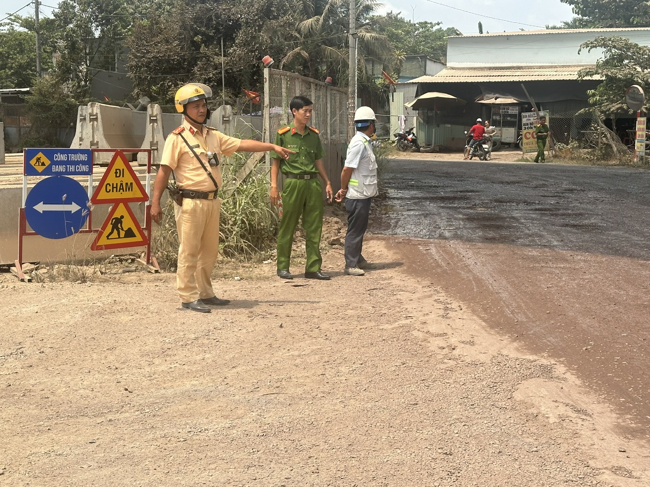 Lực lượng chức năng phát hiện nhiều ổ gà trên mặt đường. Ảnh: T.N