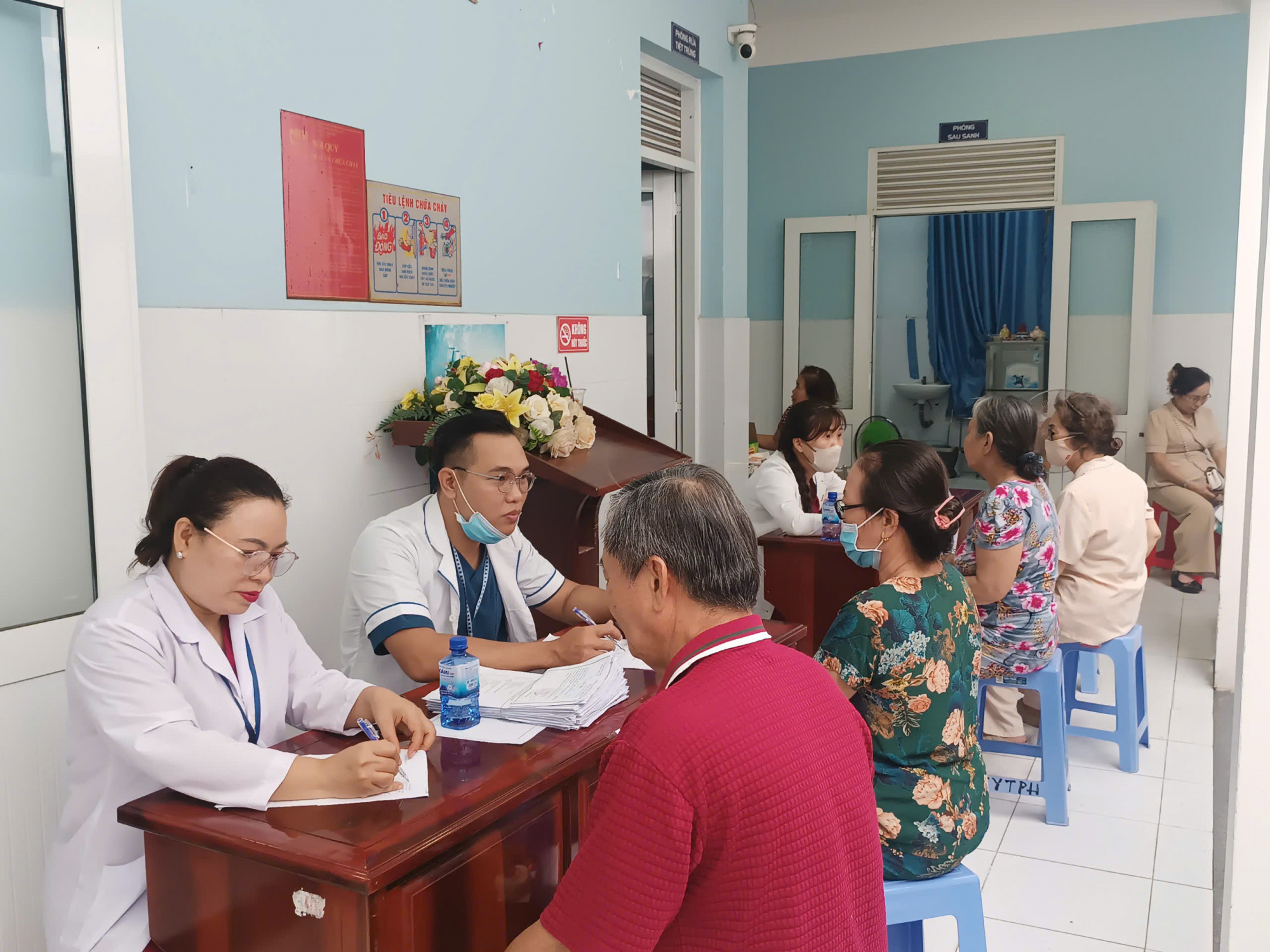 Hoạt động khám sức khỏe cho người cao tuổi tại các trạm y tế sau lễ phát động - Ảnh: Cát Quân