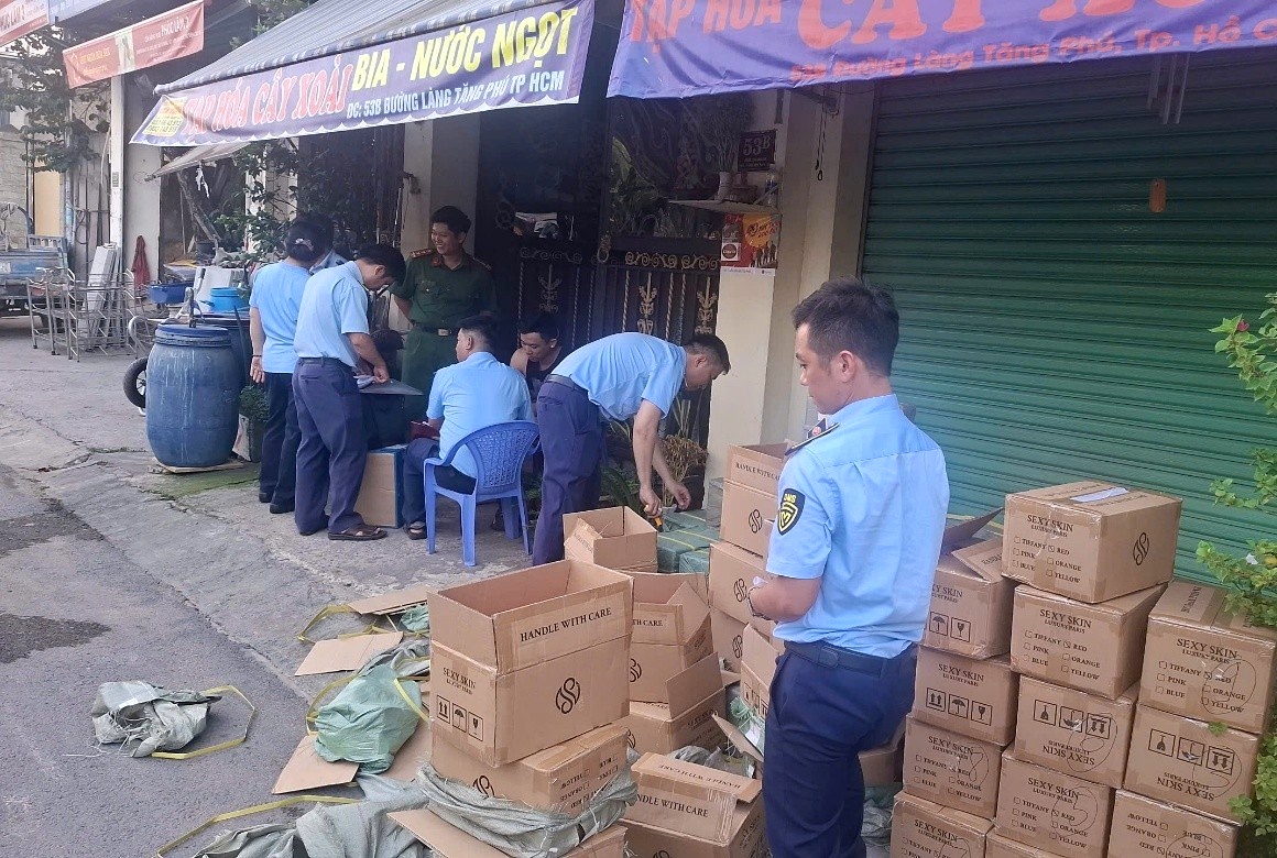 Lực lượng QLTT kiểm tra sản phẩm sữa tắm nhập lậu - Ảnh: Mạnh Cương