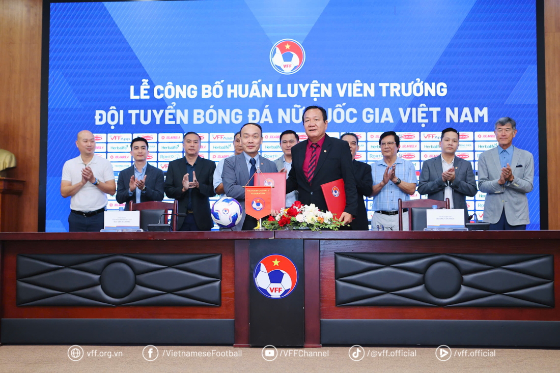 Ông Hoàng Văn Phúc và Tổng thư ký VFF trong buổi lễ công bố HLV đội tuyển nữ Việt Nam. Ảnh: VFF