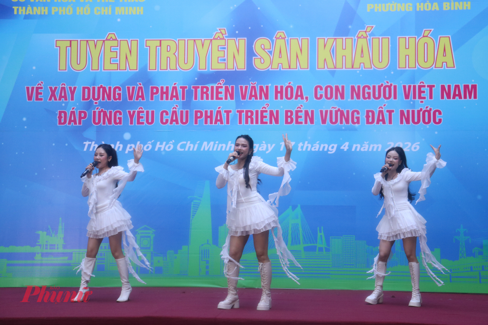 Tiết mục Ếch ngồi đáy giếng góp phần làm cho bầu không khí tại sân trường trở nên náo nhiệt hơn