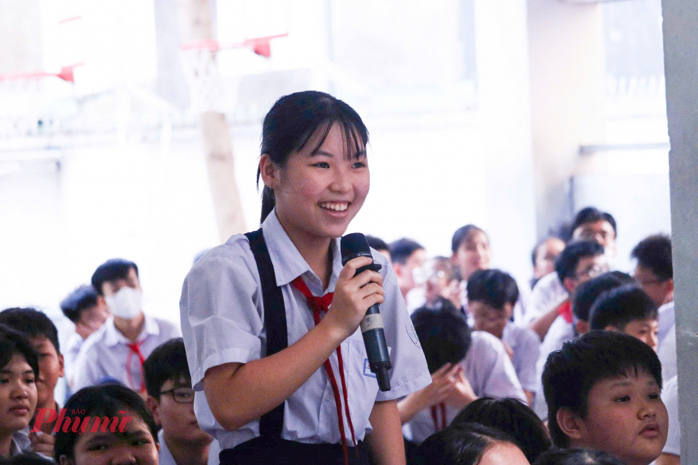 Các bạn học sinh hào hứng trả lời những câu hỏi từ BTC