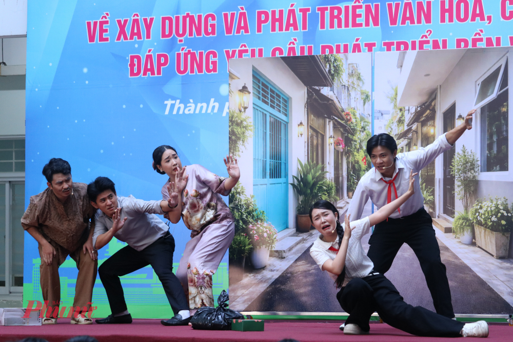 Tiểu phẩm Chuyện không của riêng ai nhận về nhiều sự yêu thích từ các em học sinh bởi sự diễn xuất duyên dáng và mang nhiều thông điệp giá trị