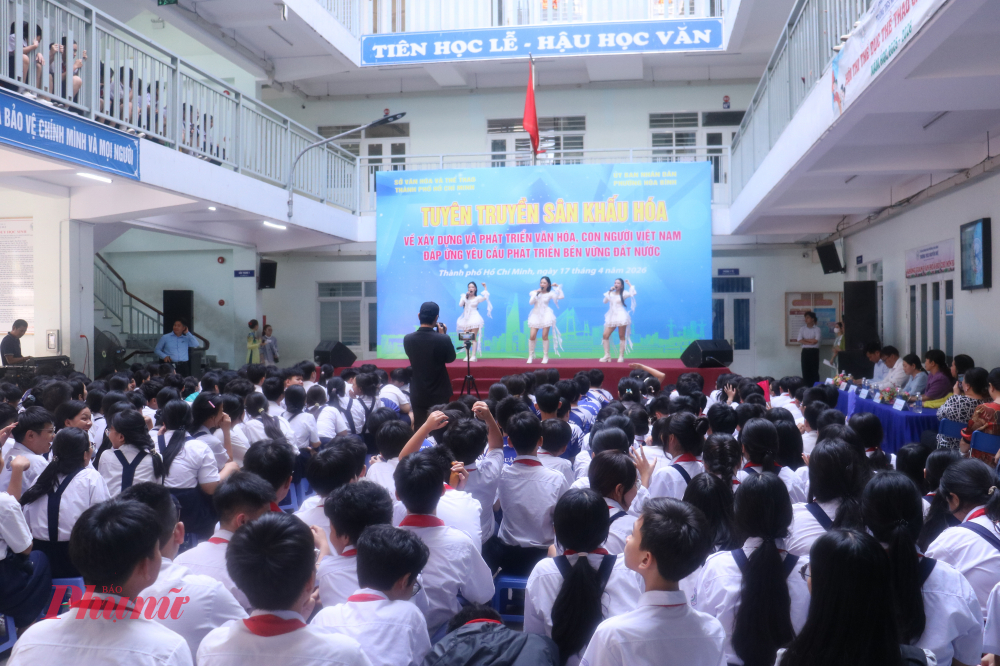 Chương trình do phòng Xây dựng nếp sống văn hóa và gia đình chủ trì nội dung, Trung tâm Văn hóa và Triển lãm Thành phố chịu trách nhiệm về hậu cần, thiết kế sân khấu và điều phối nghệ sĩ.