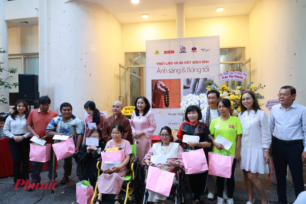 Những phần quà được trao đến những em, các anh chị, bạn có hoàn cảnh đặc biệt trước thềm Ngày Người Khuyết tật Việt Nam