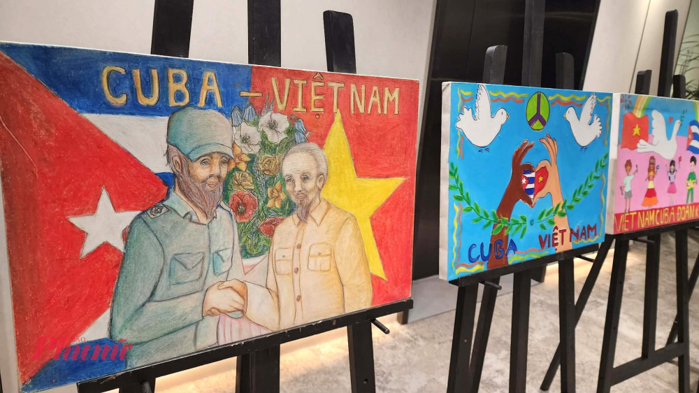 Những bức tranh của các em thiếu nhi thể hiện tình cảm thân thiết kéo dài qua nhiều thế hệ giữa Việt Nam - Cuba