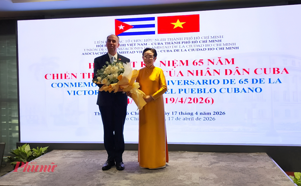 Bà Trương Thị Hiền, Chủ tịch Hội Hữu nghị Việt Nam – Cuba TPHCM gửi tặng bó hoa đến ông Rogelio Polanco Fuentes 