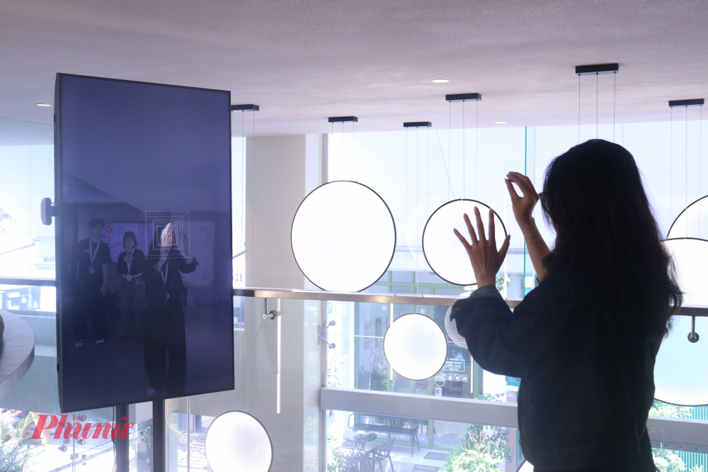 Một trải nghiệm tương tác độc đáo cho phép người tham quan có cơ hội kết nối với không gian và câu chuyện Đồ đá cũ